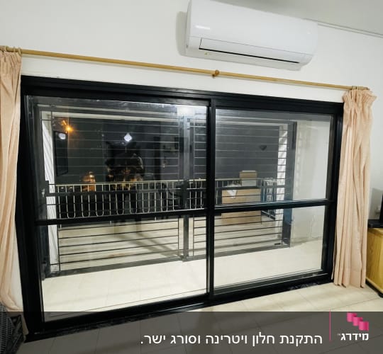 חלון אלומיניום עם מסגרת שחורה ותריסים